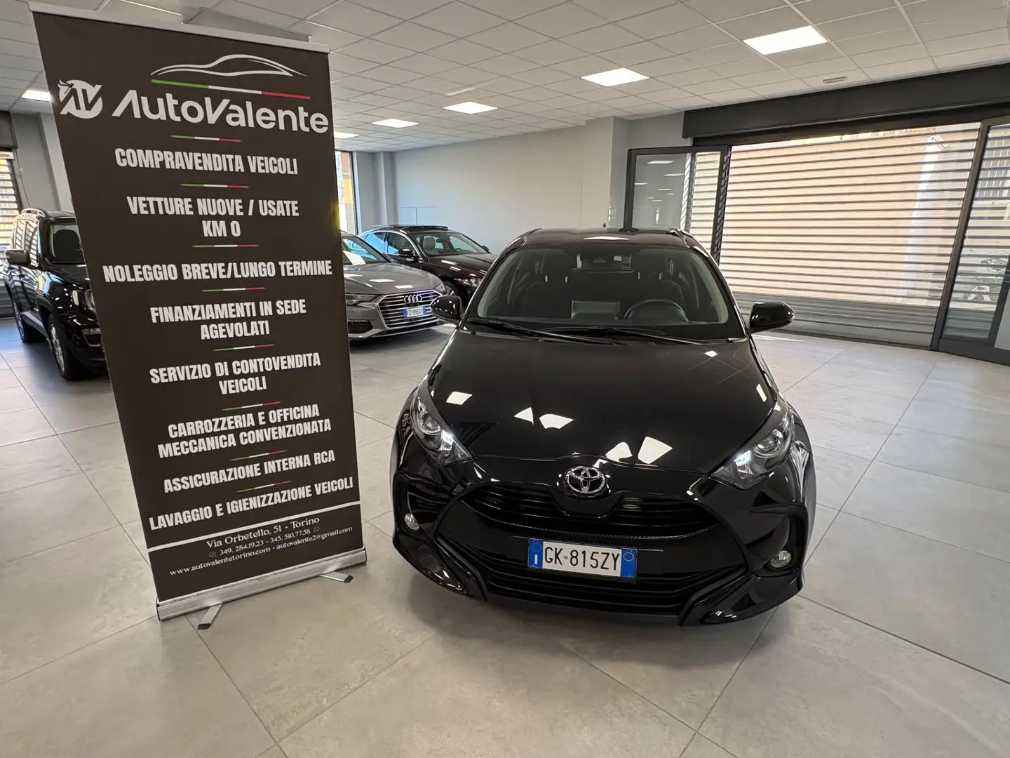 Toyota Yaris 1.0 5 porte Active Schwarz - 2