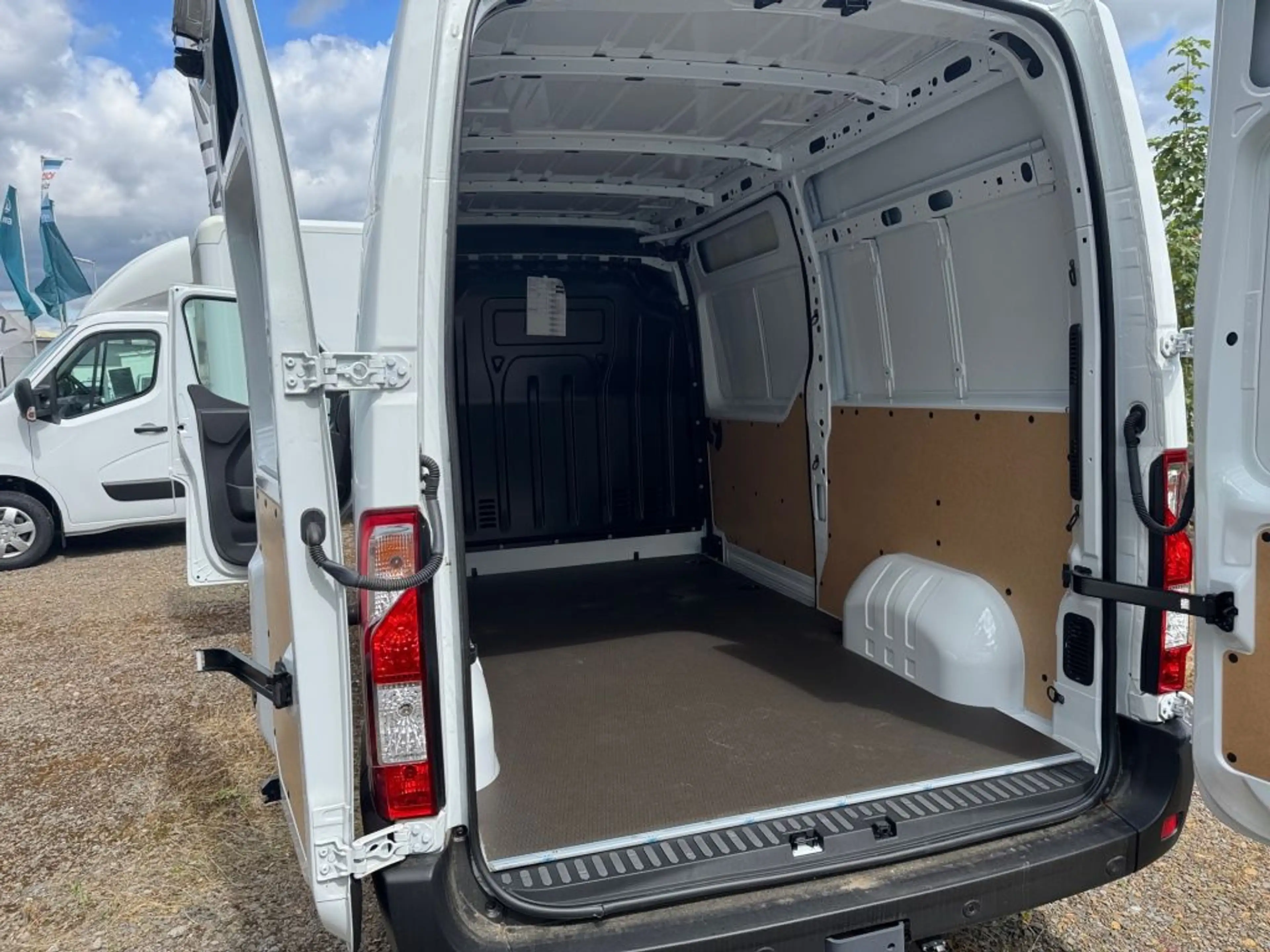 Nissan Interstar L2H2 3,5 dCi 150 FWD N-Connecta — photo 12