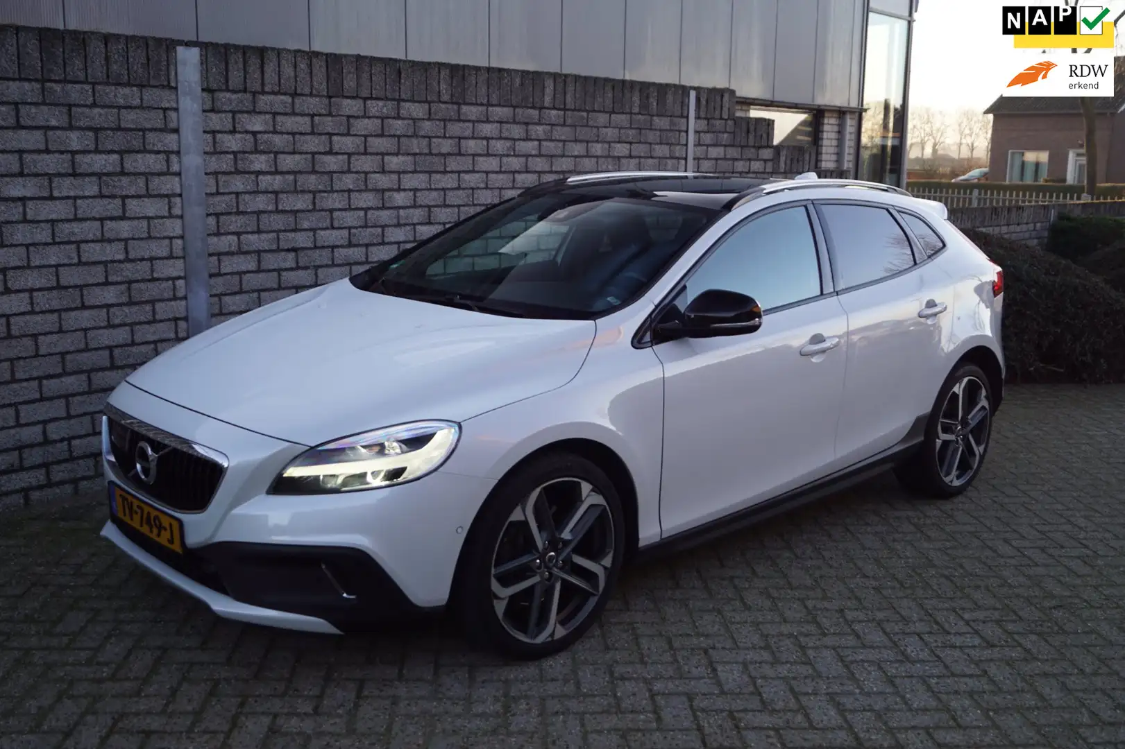 Volvo V40 Cross Country 1.5 T3 Polar+ Luxury Autom Leder Stoelverw Panodak Weiß - 1