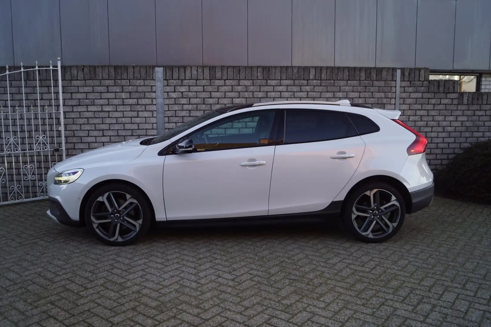 Volvo V40 Cross Country 1.5 T3 Polar+ Luxury Autom Leder Stoelverw Panodak Weiß - 2