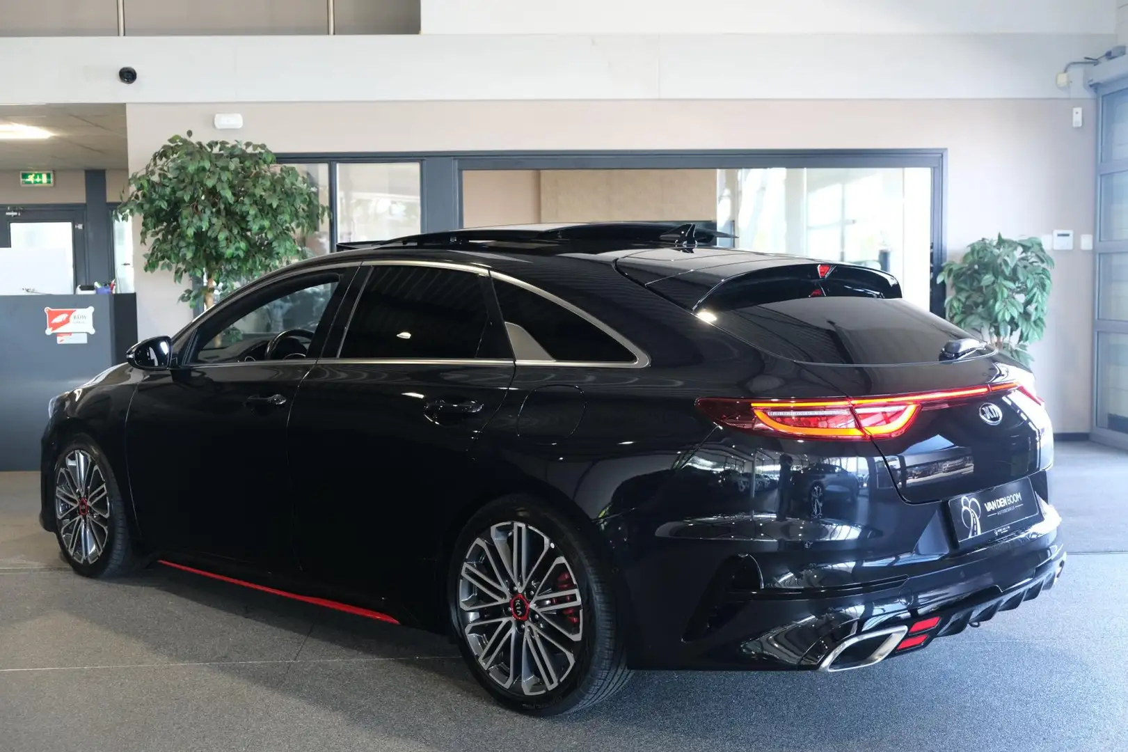 Kia ProCeed / pro_cee'd 1.6 T-GDI GT AUT 204PK Pano Trek Navi Leder Led JB Zwart - 2