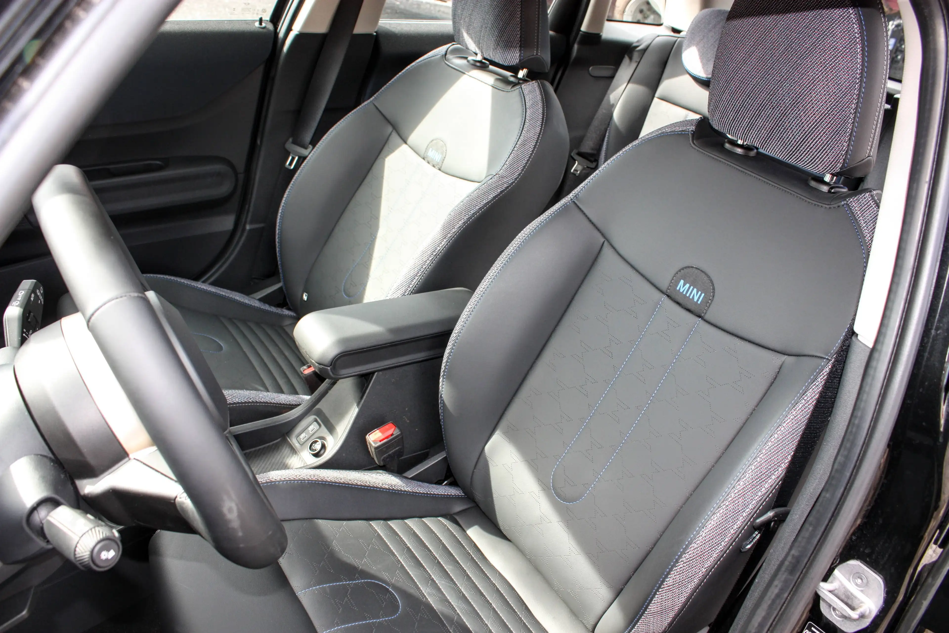 MINI Cooper C AUTOMAAT // HUD// CARPLAY// LANE ASSIST // STUURWIELVERW — photo 10