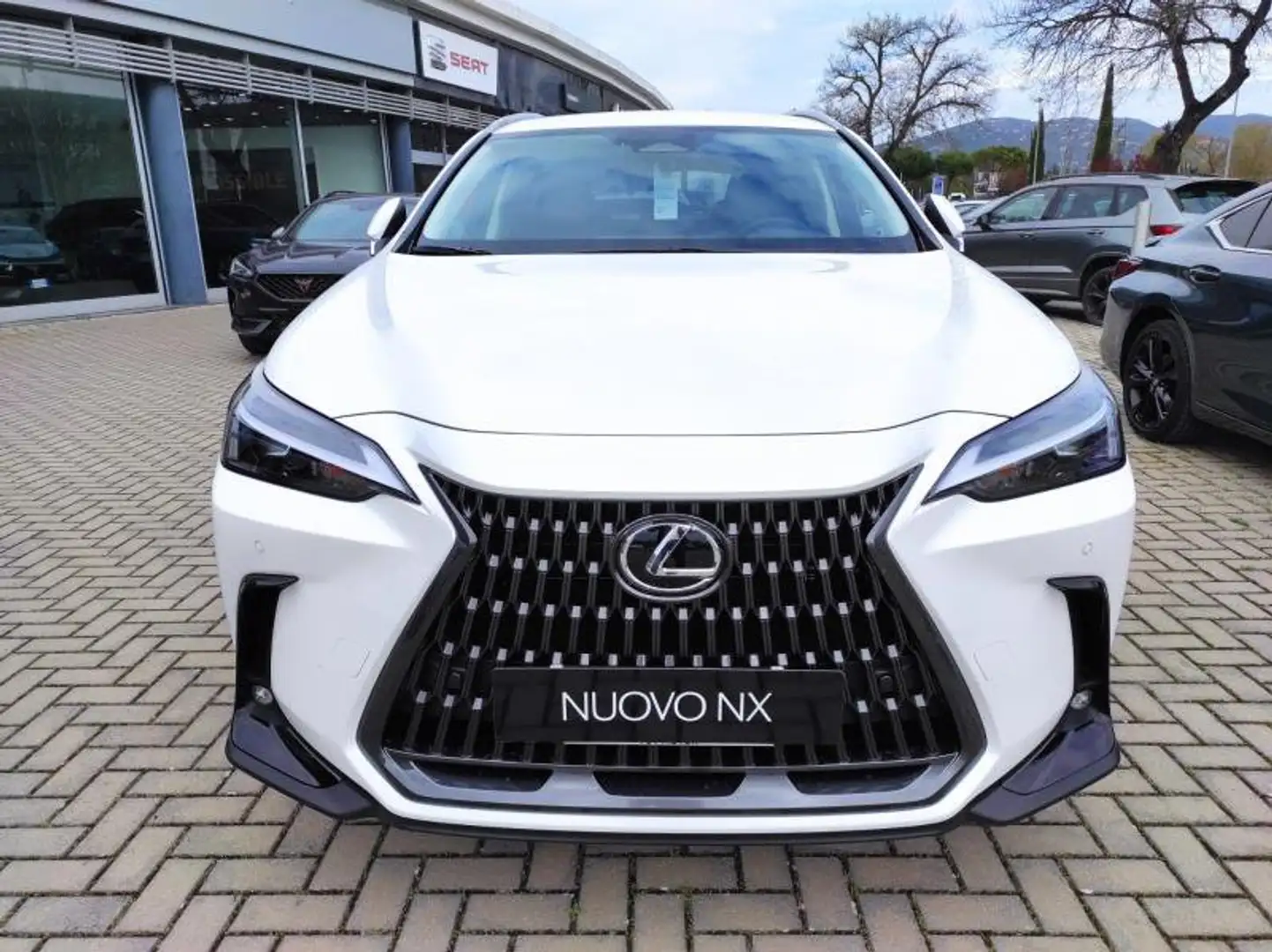 Lexus NX 300 2ª serie Plug-in 4WD Premium + Weiß - 2