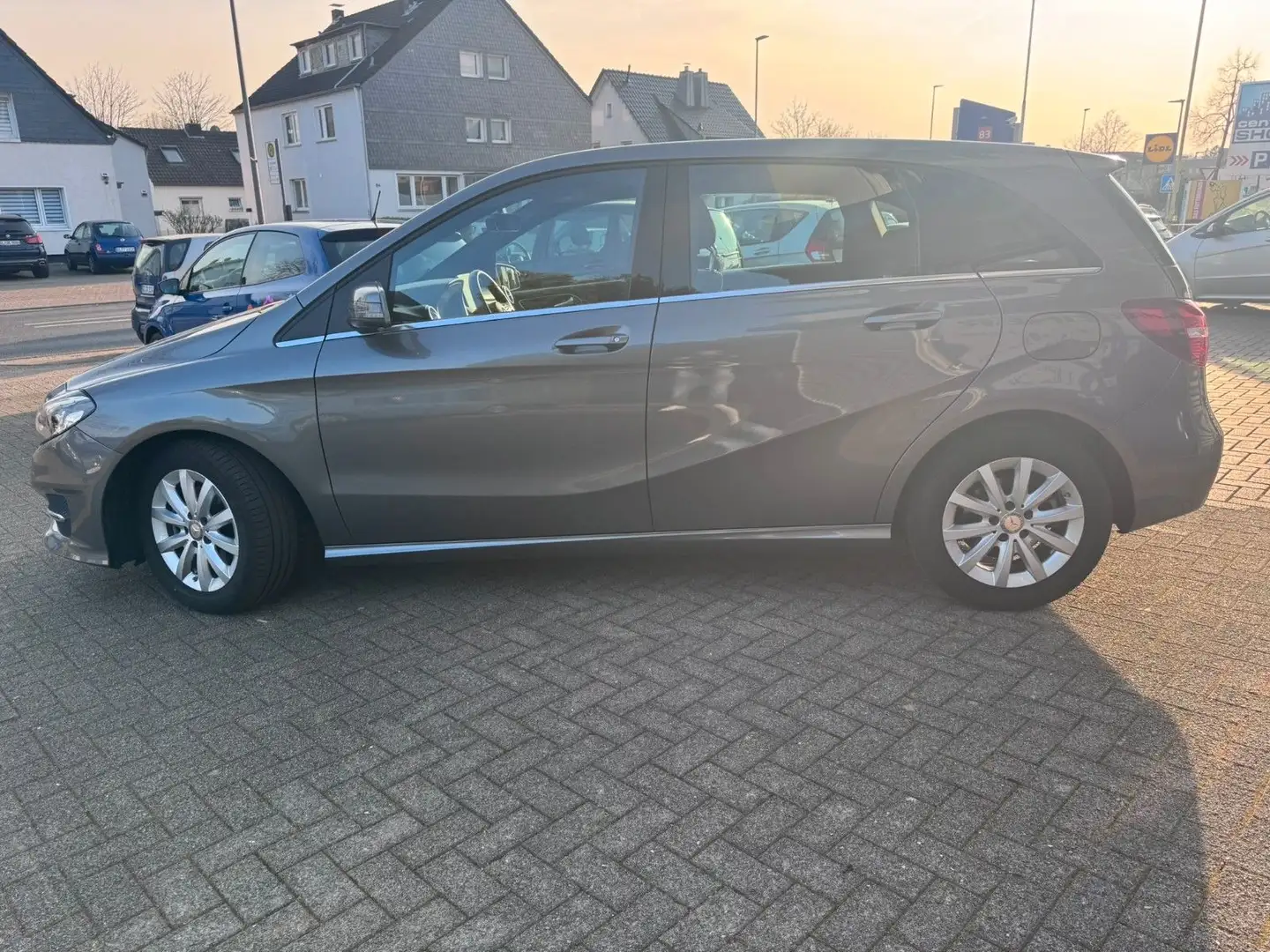 Mercedes-Benz B 180 Style*Automatik*Rückfahrkamera+Parkt*Navi* Gris - 2