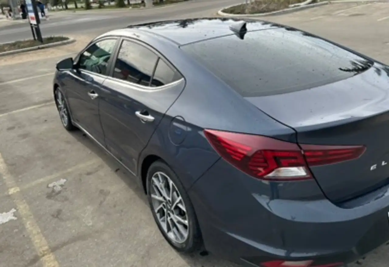 Hyundai ELANTRA fotografie Hyundai ELANTRA