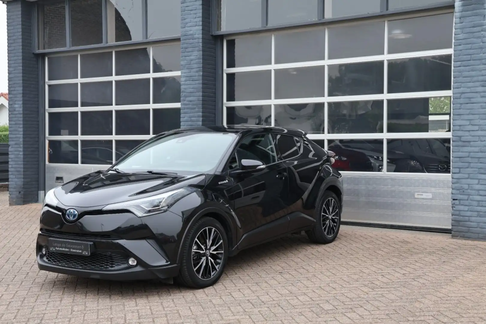 Toyota C-HR 1.8 Hybride executive, leder, navigatie, camera Zwart - 1