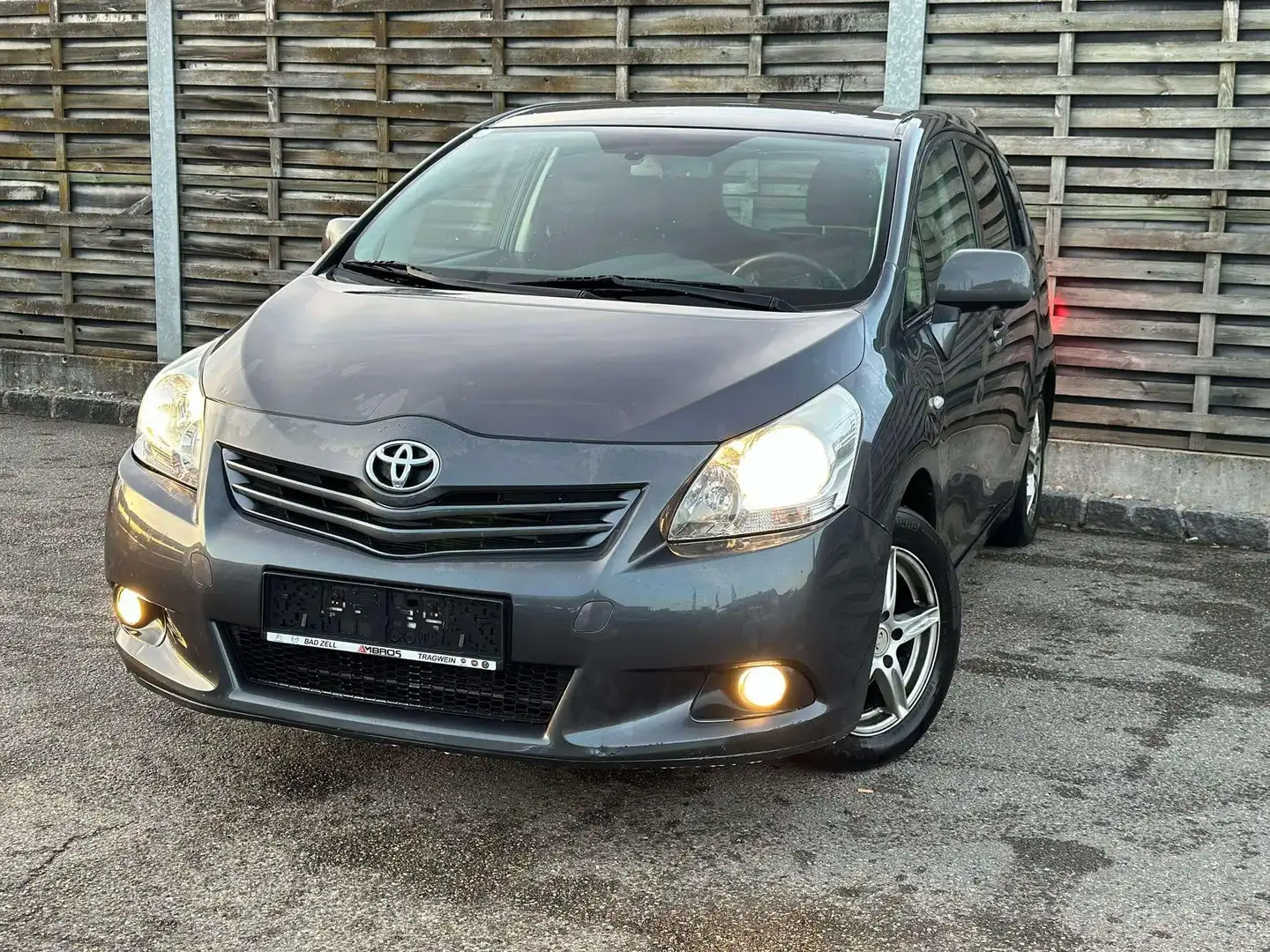 Toyota Verso Verso 2,0 D-4D 125 Young Family DPF Young Family Hnědá - 1