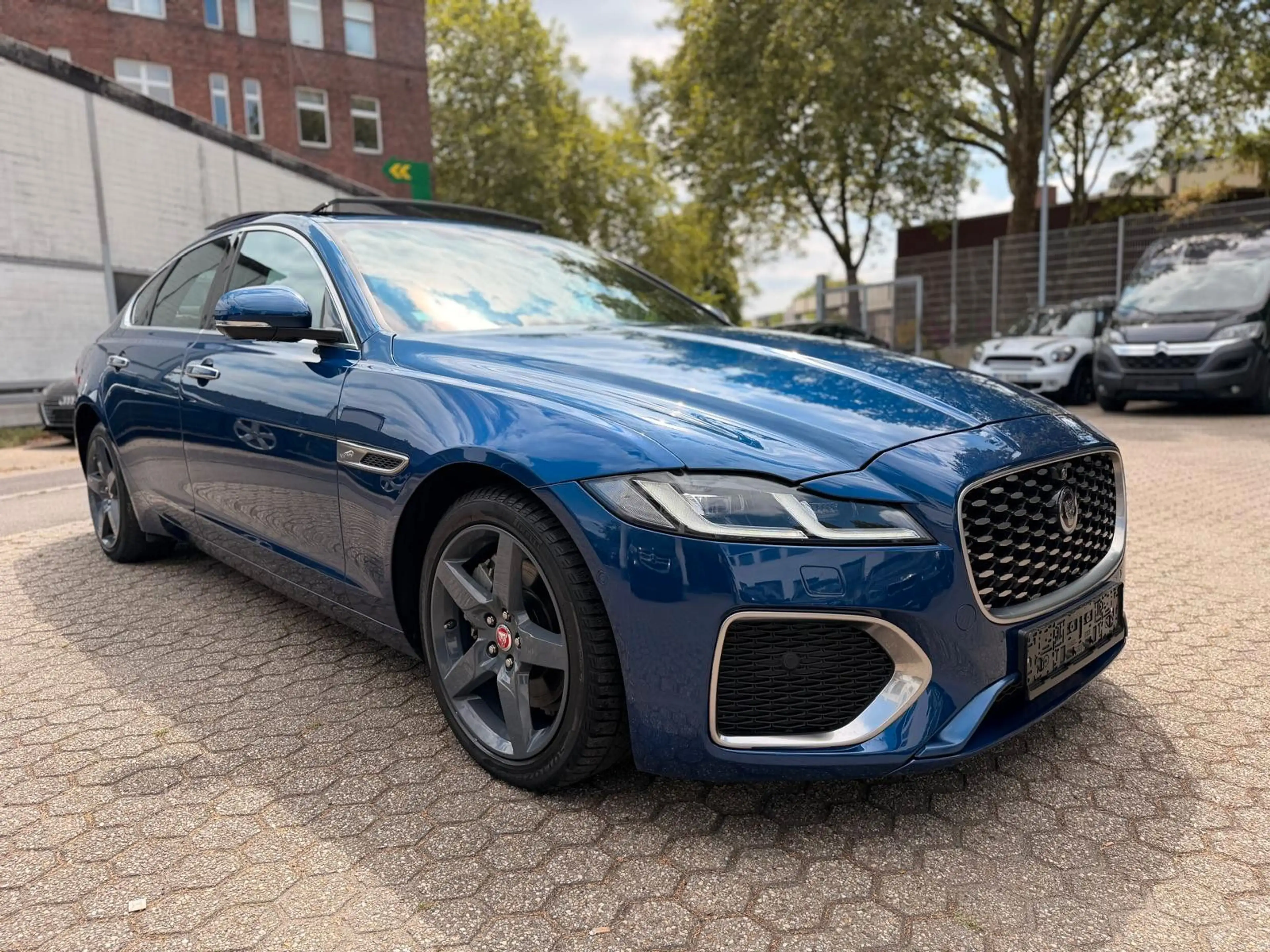 Jaguar XF D200 Mild-Hybrid AWD HSE R-DYNAMIC S — photo 8