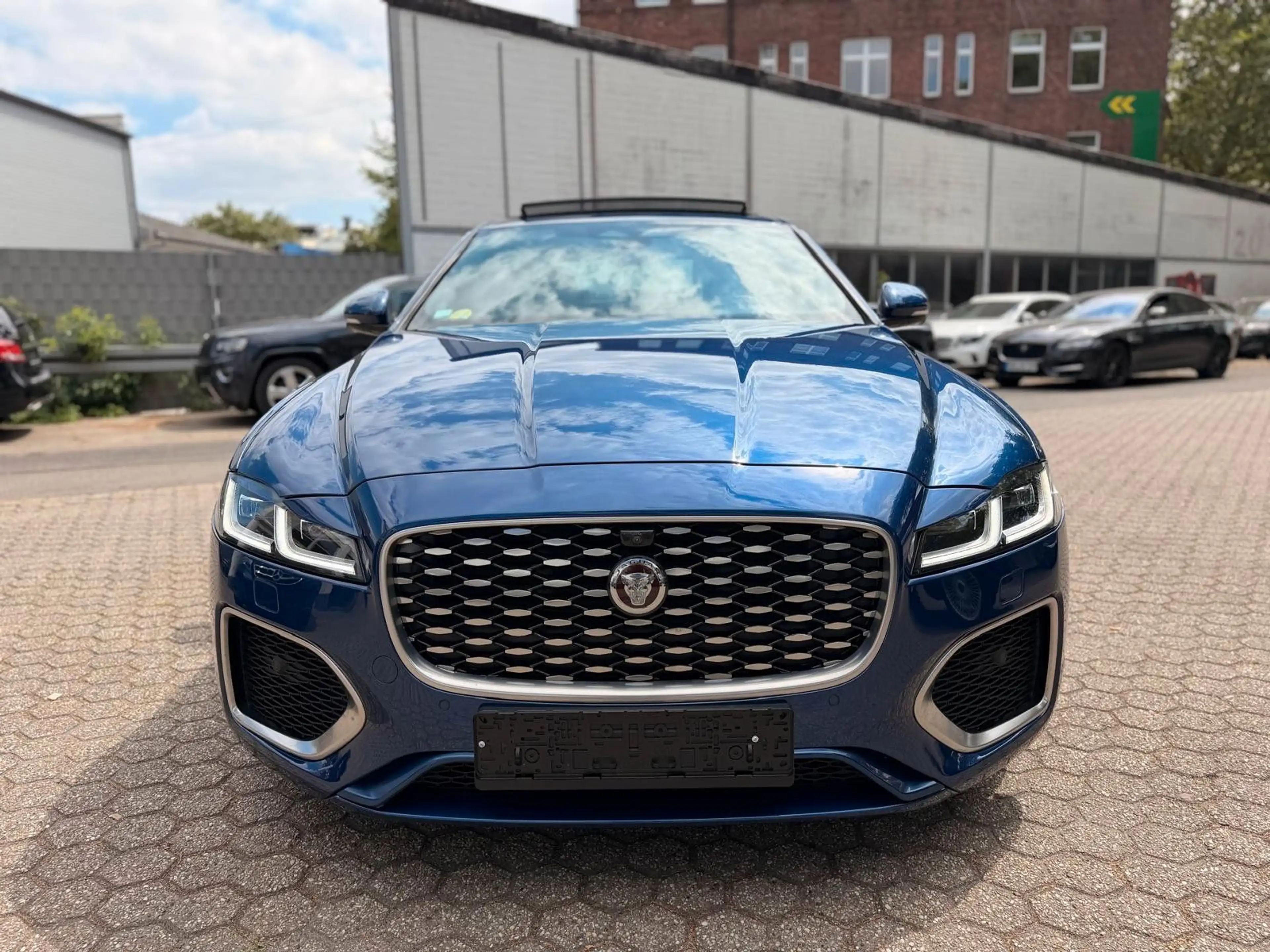 Jaguar XF D200 Mild-Hybrid AWD HSE R-DYNAMIC S — photo 2
