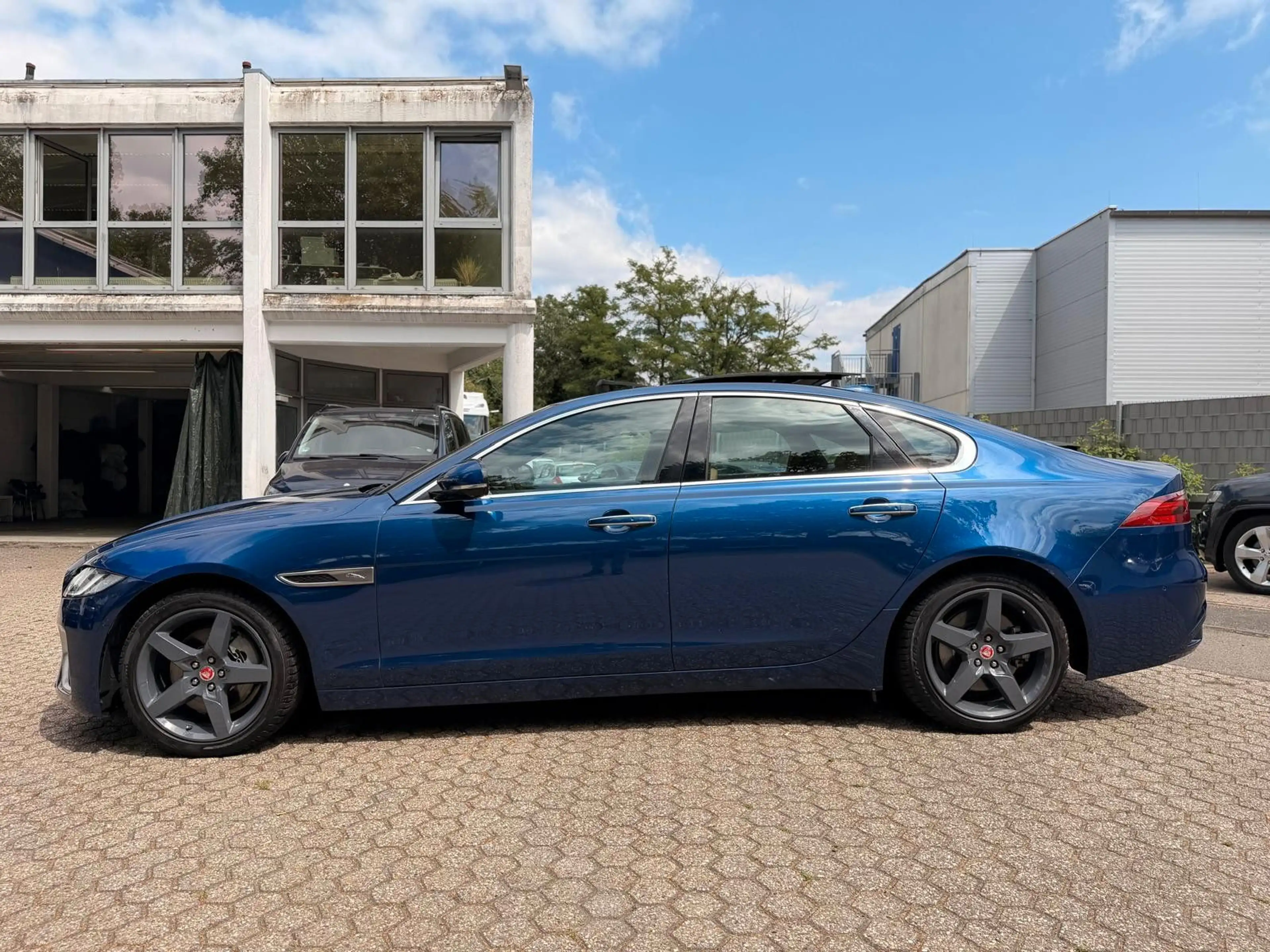 Jaguar XF D200 Mild-Hybrid AWD HSE R-DYNAMIC S — photo 3
