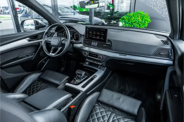Audi Q5 view 9