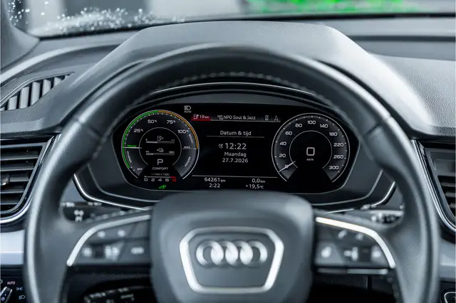 Audi Q5 view 11