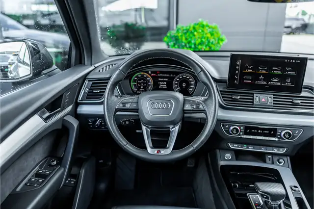 Audi Q5 view 10