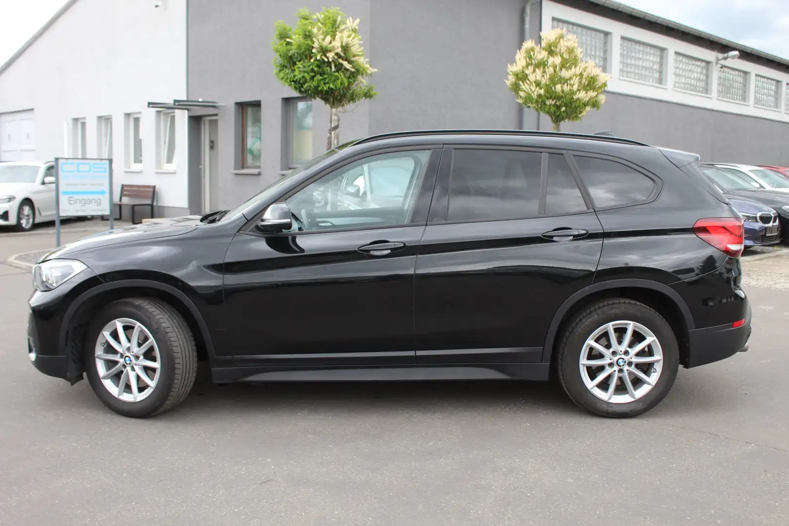 BMW X1 xDrive 20i Advantage Aut.+LED+Sportsitz+DAB+Hifi+ Negro - 1