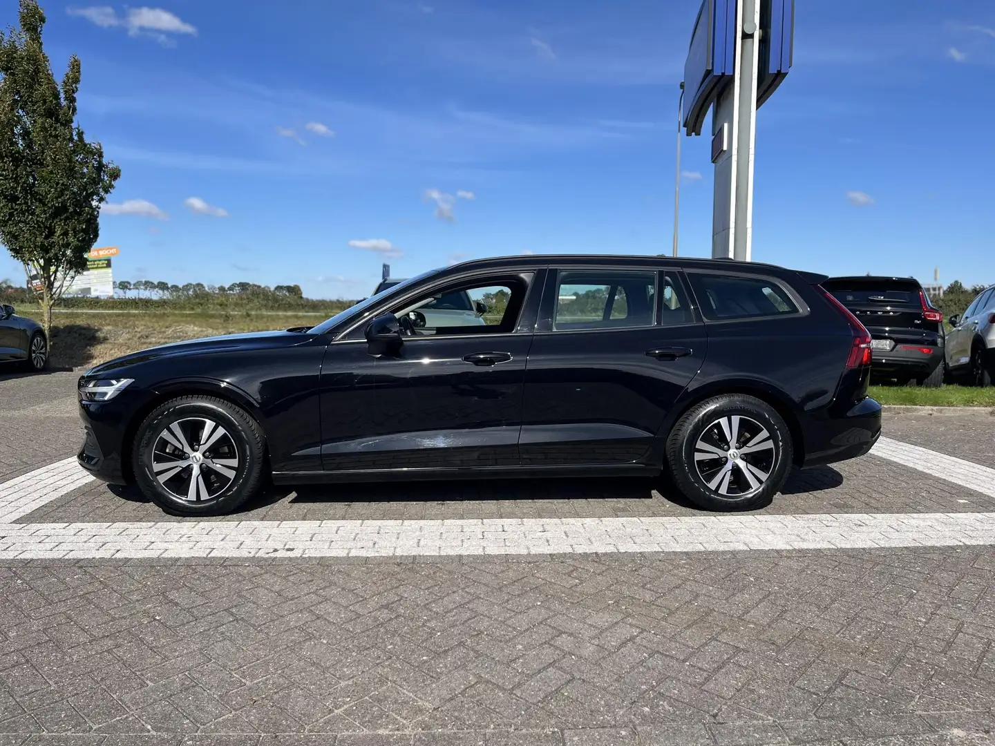 Volvo V60 D3 Momentum Leder 6-Speed | Voorruitverwarming | A Schwarz - 2