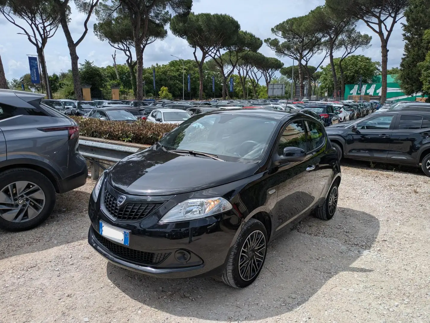 Lancia Ypsilon HYBRID SILVER PLUS 1.0cc 70cv Noir - 2