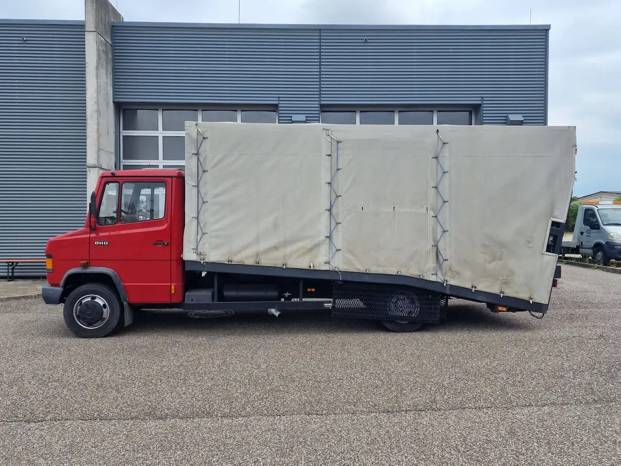 Mercedes-Benz 811D Autotransporter mit Luftfederung, foto 2