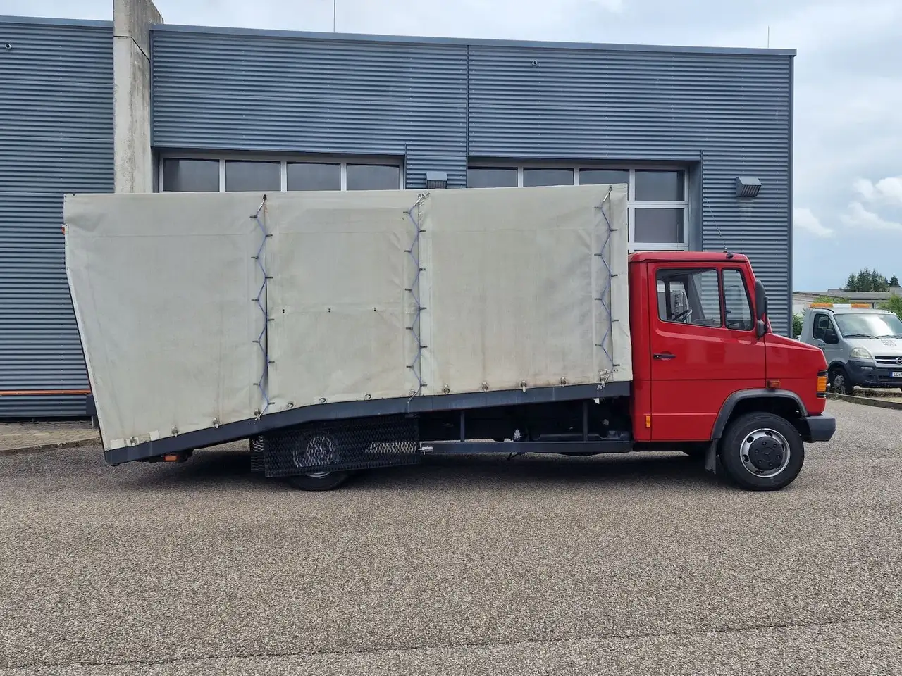 Mercedes-Benz 811D Autotransporter mit Luftfederung, foto 3