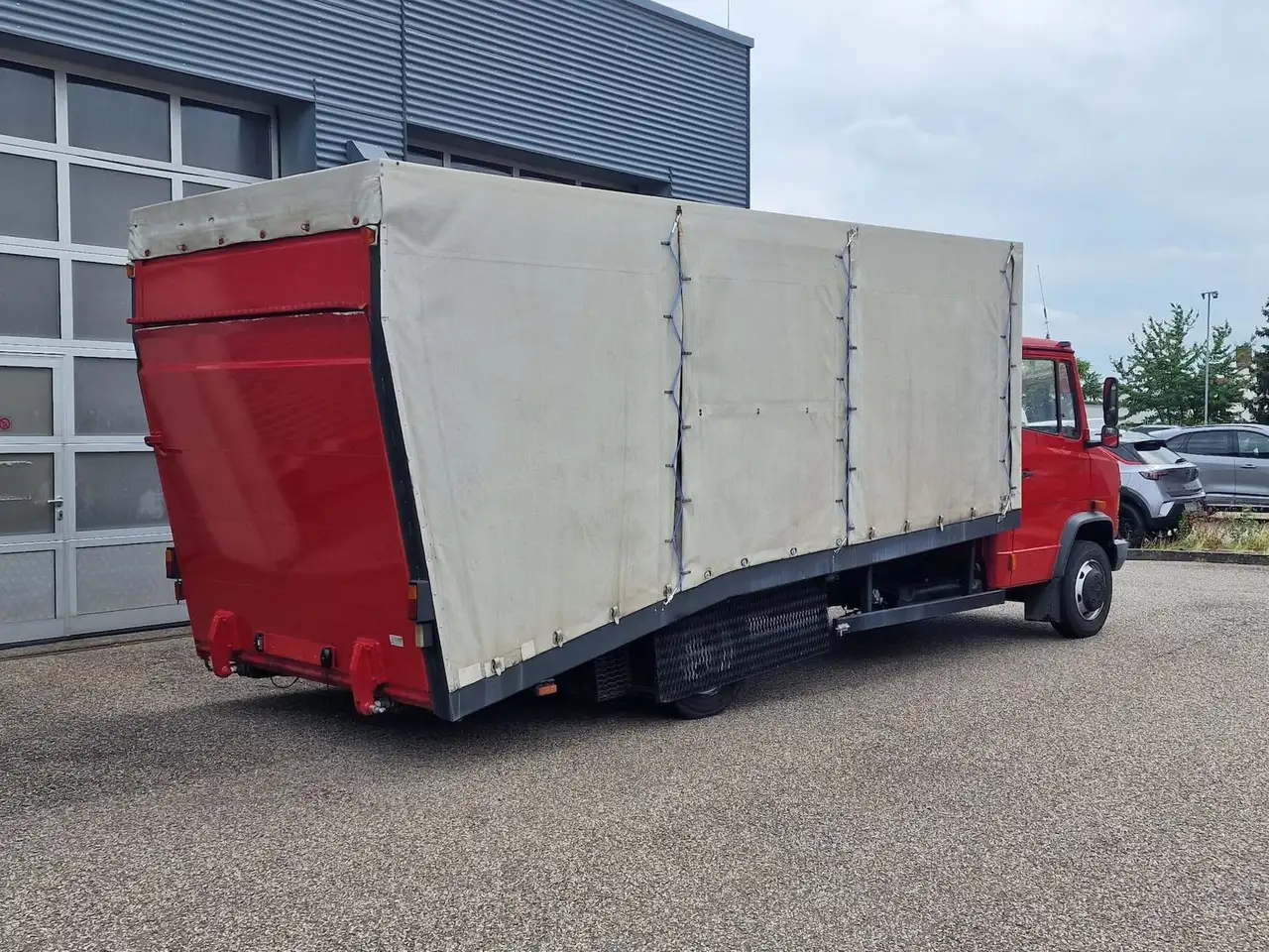 Mercedes-Benz 811D Autotransporter mit Luftfederung, foto 4