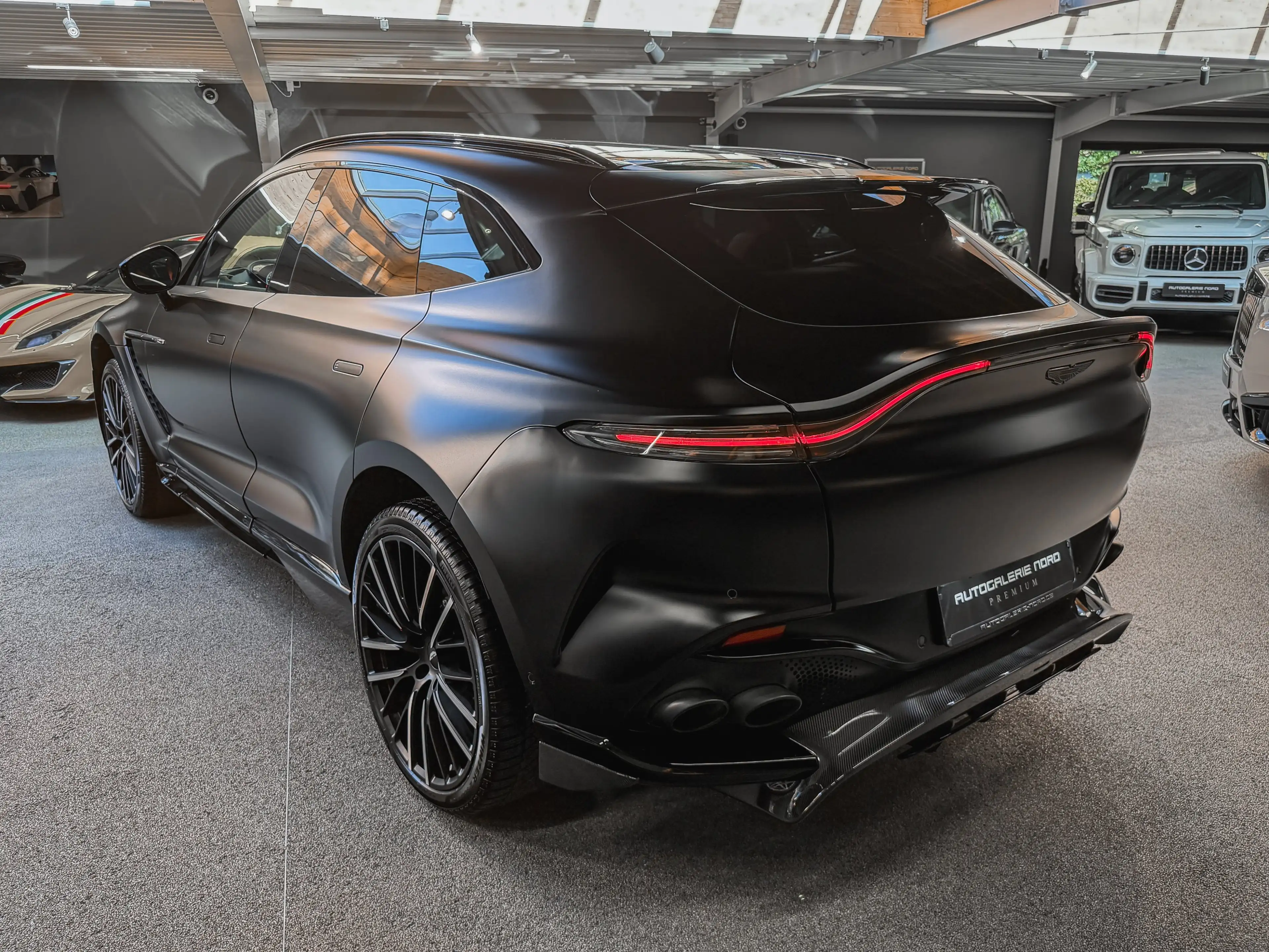 Aston Martin DBX 707 — photo 10