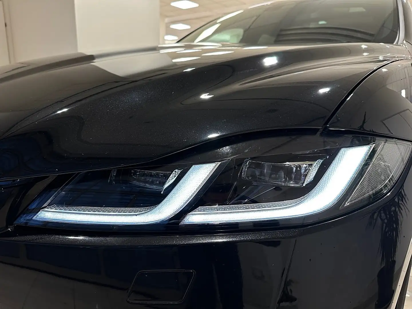 Jaguar F-Pace R-Dynamic SE D200 AWD Aut. Schwarz - 2