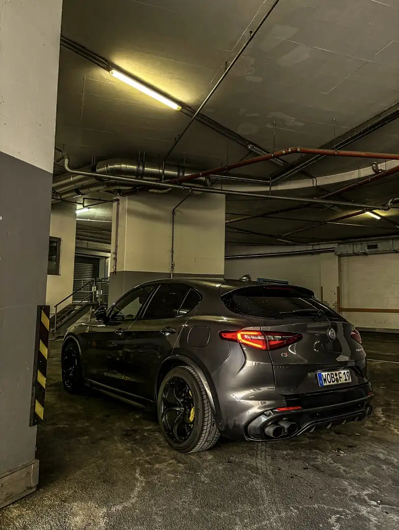 Alfa Romeo Stelvio V6 2.9 Bi-Turbo AT8-Q4 Quadrifoglio Grau - 2