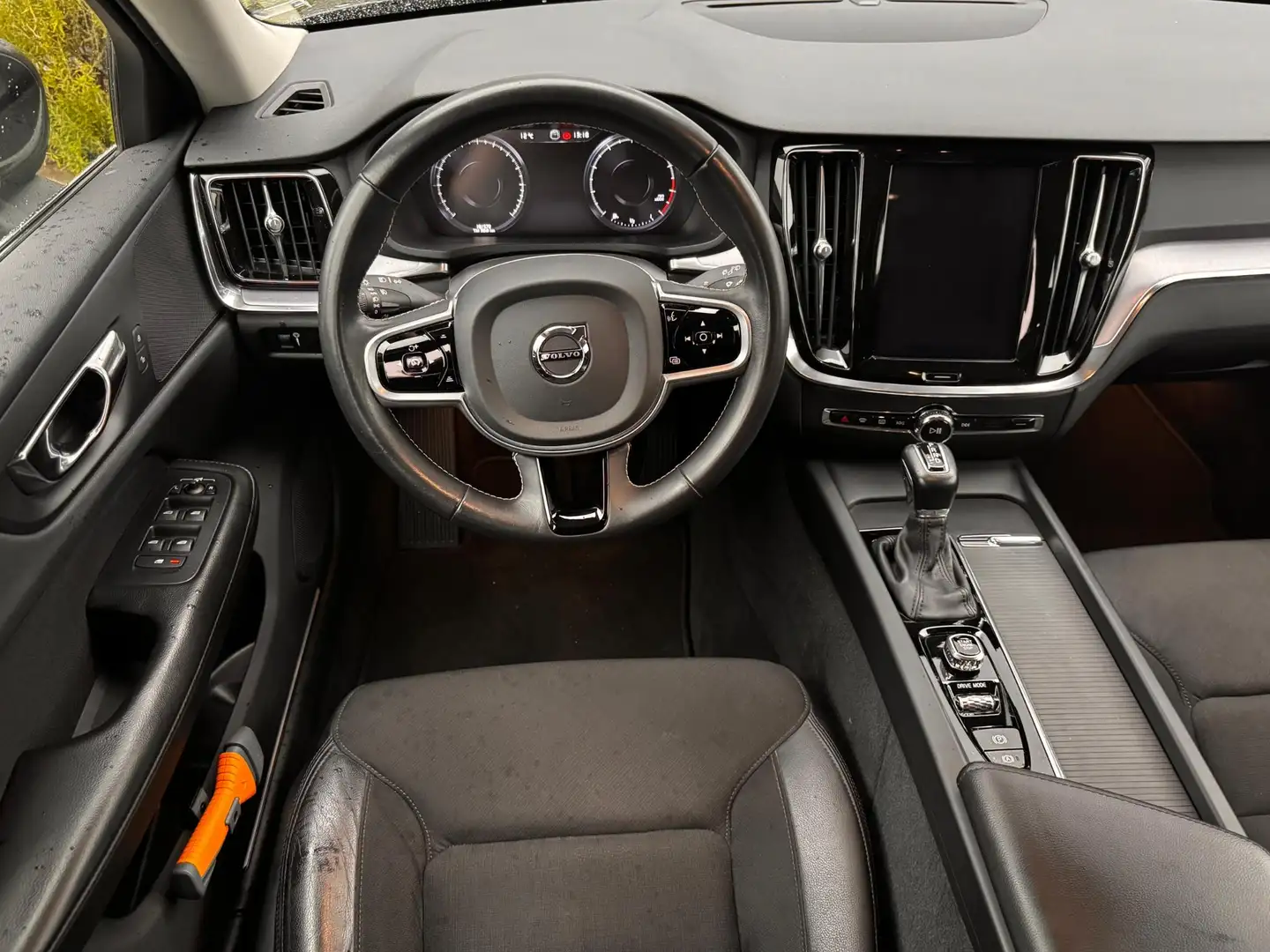 Volvo V60 2.0 T4 Momentum Pro | Cruise Control | Parkeercame Grau - 2