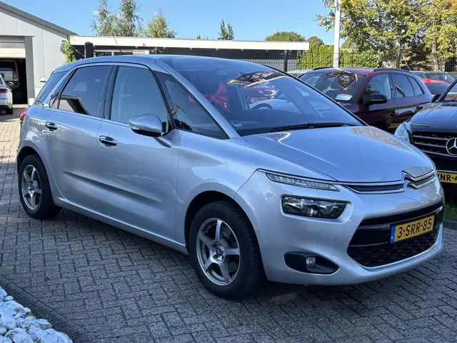 Citroen C4 Picasso view 3