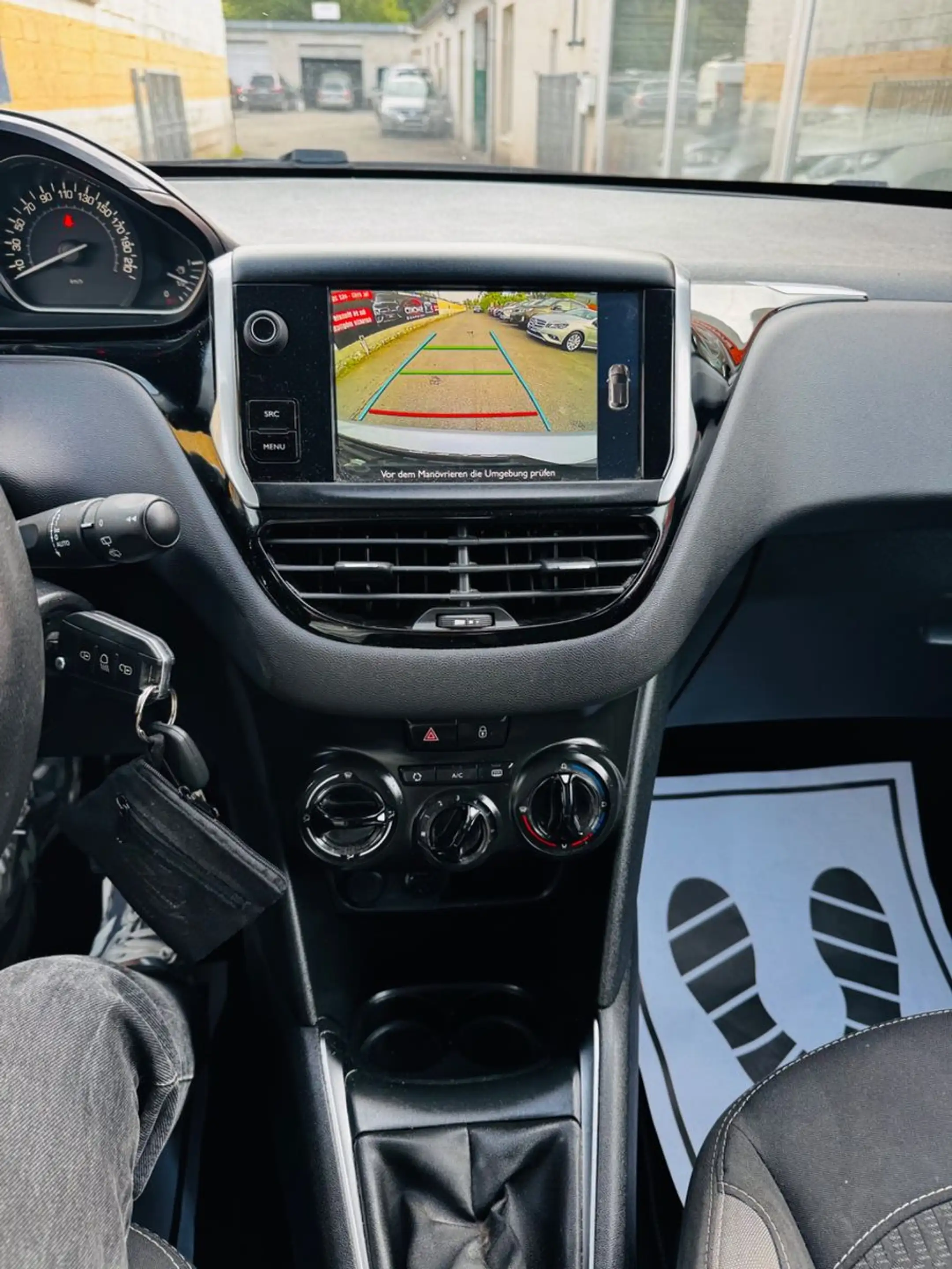 Peugeot 208 Active — photo 9