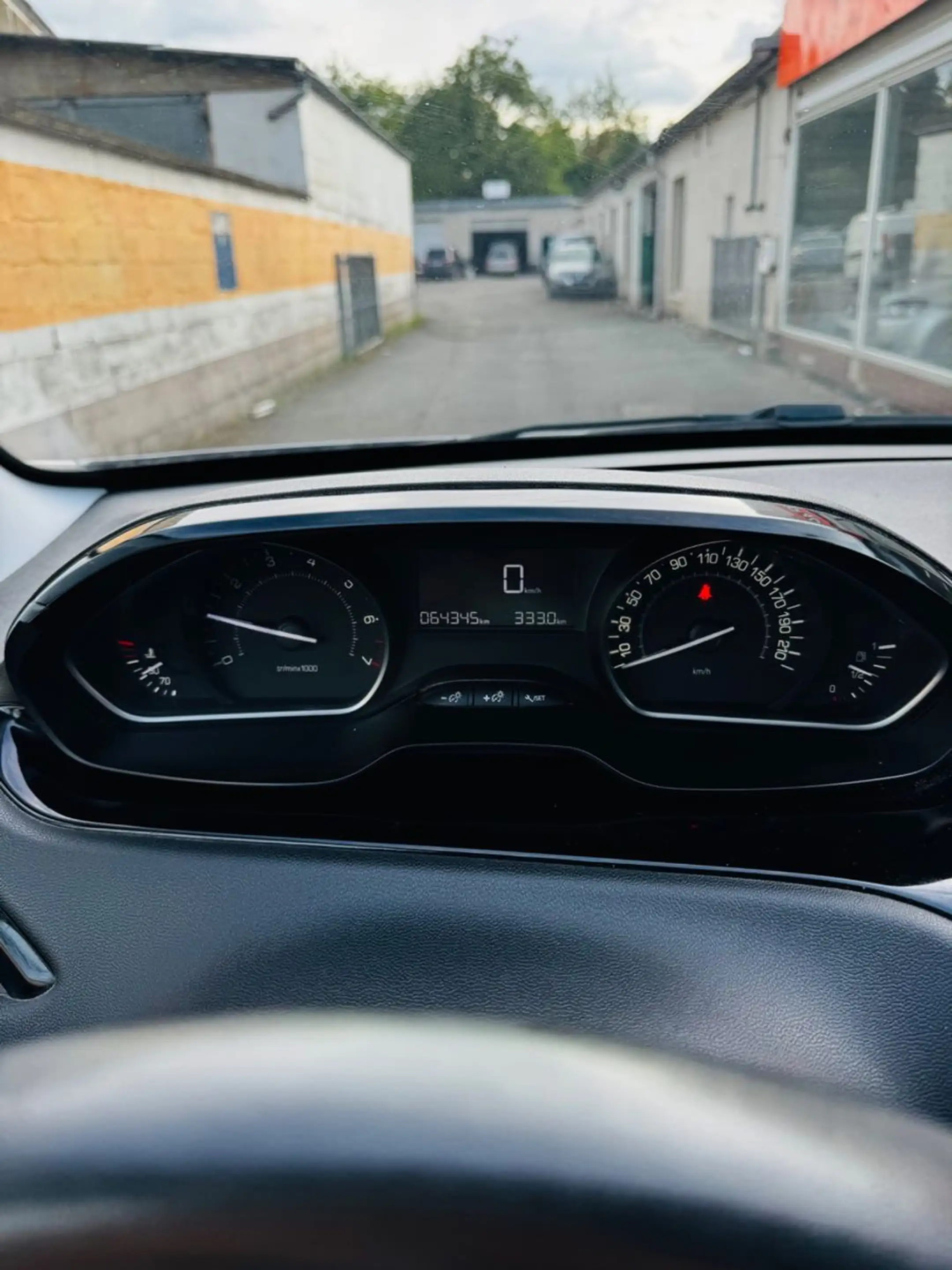 Peugeot 208 Active — photo 13