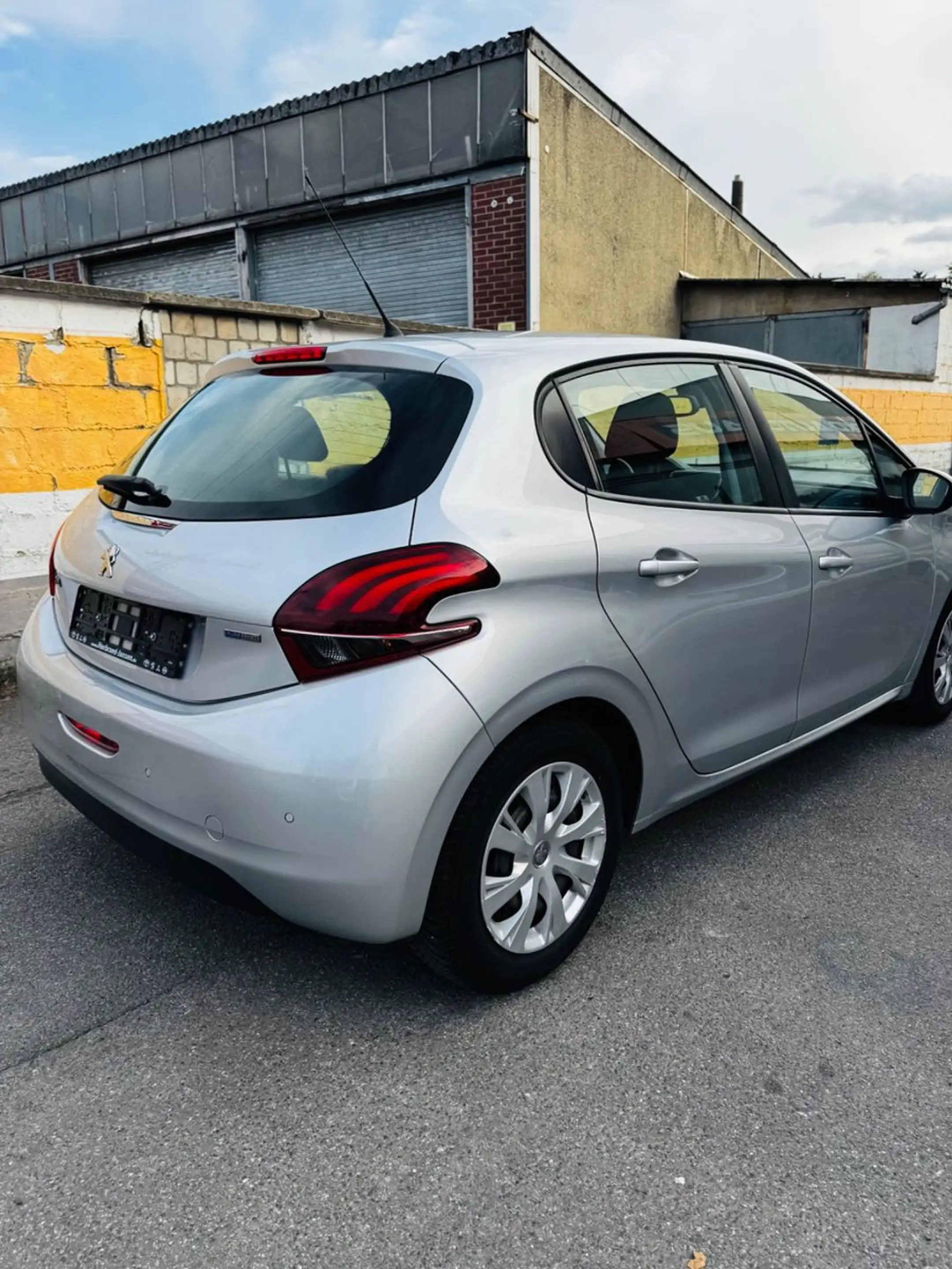 Peugeot 208 Active — photo 5