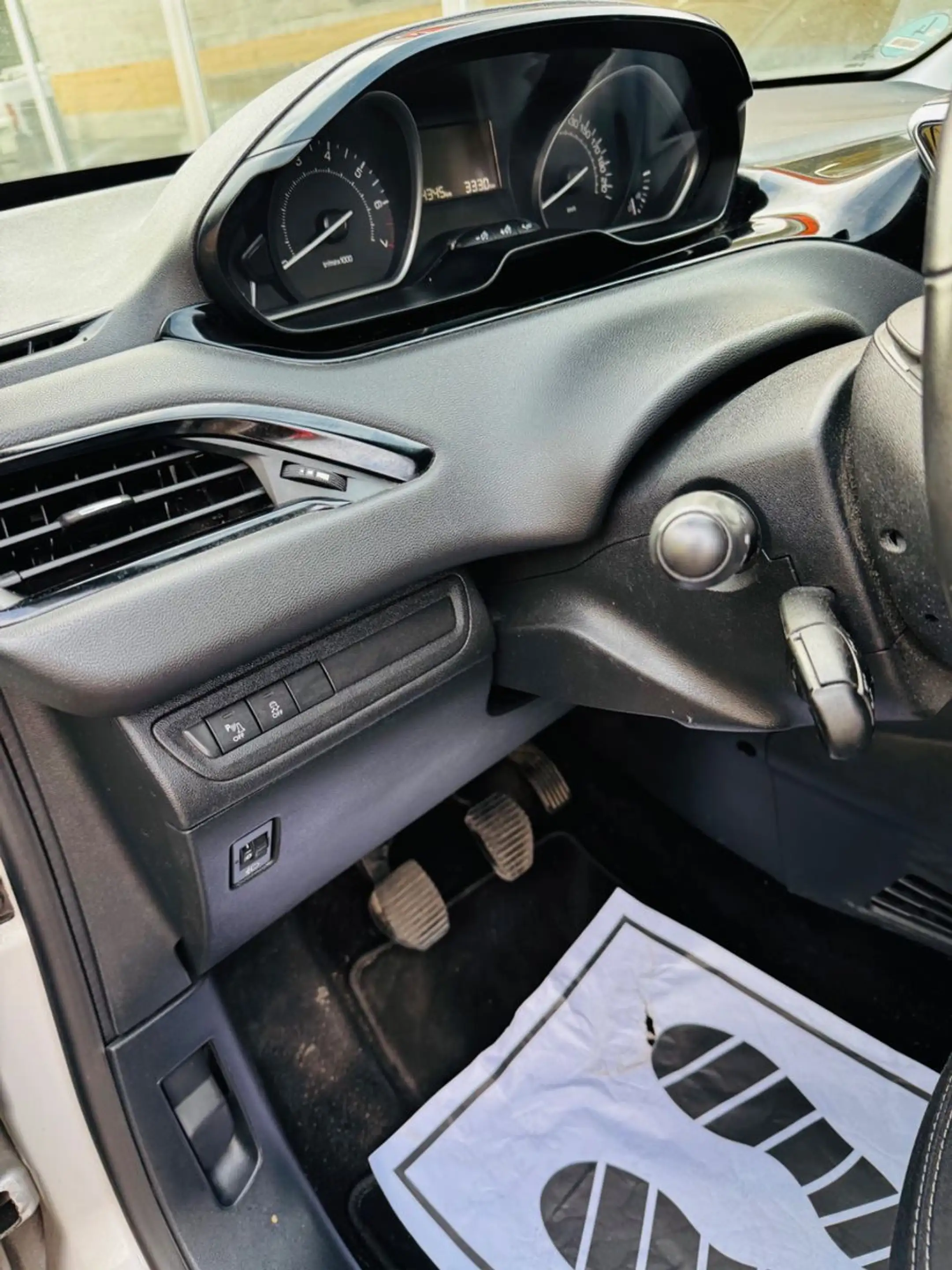 Peugeot 208 Active — photo 12