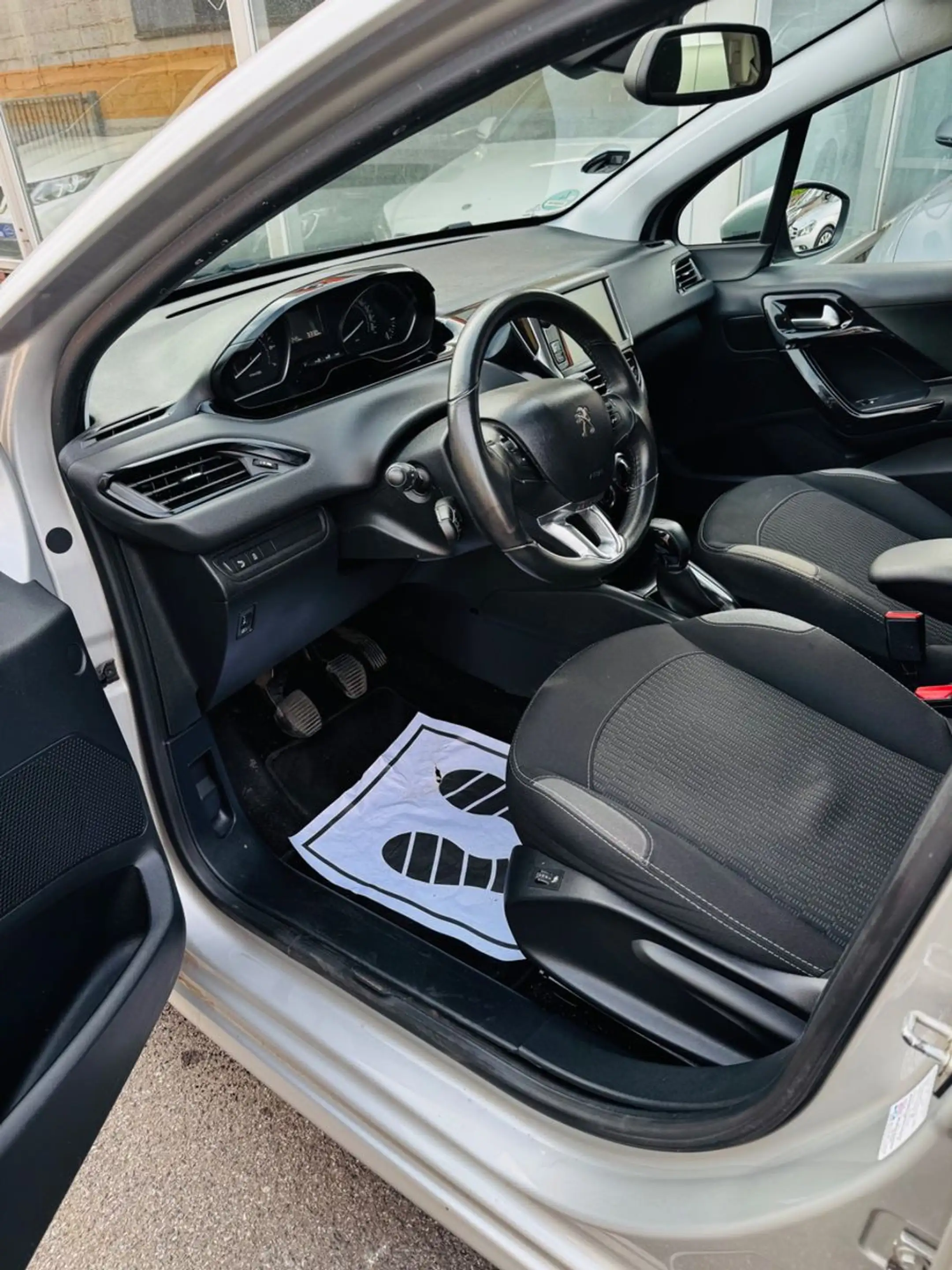 Peugeot 208 Active — photo 7