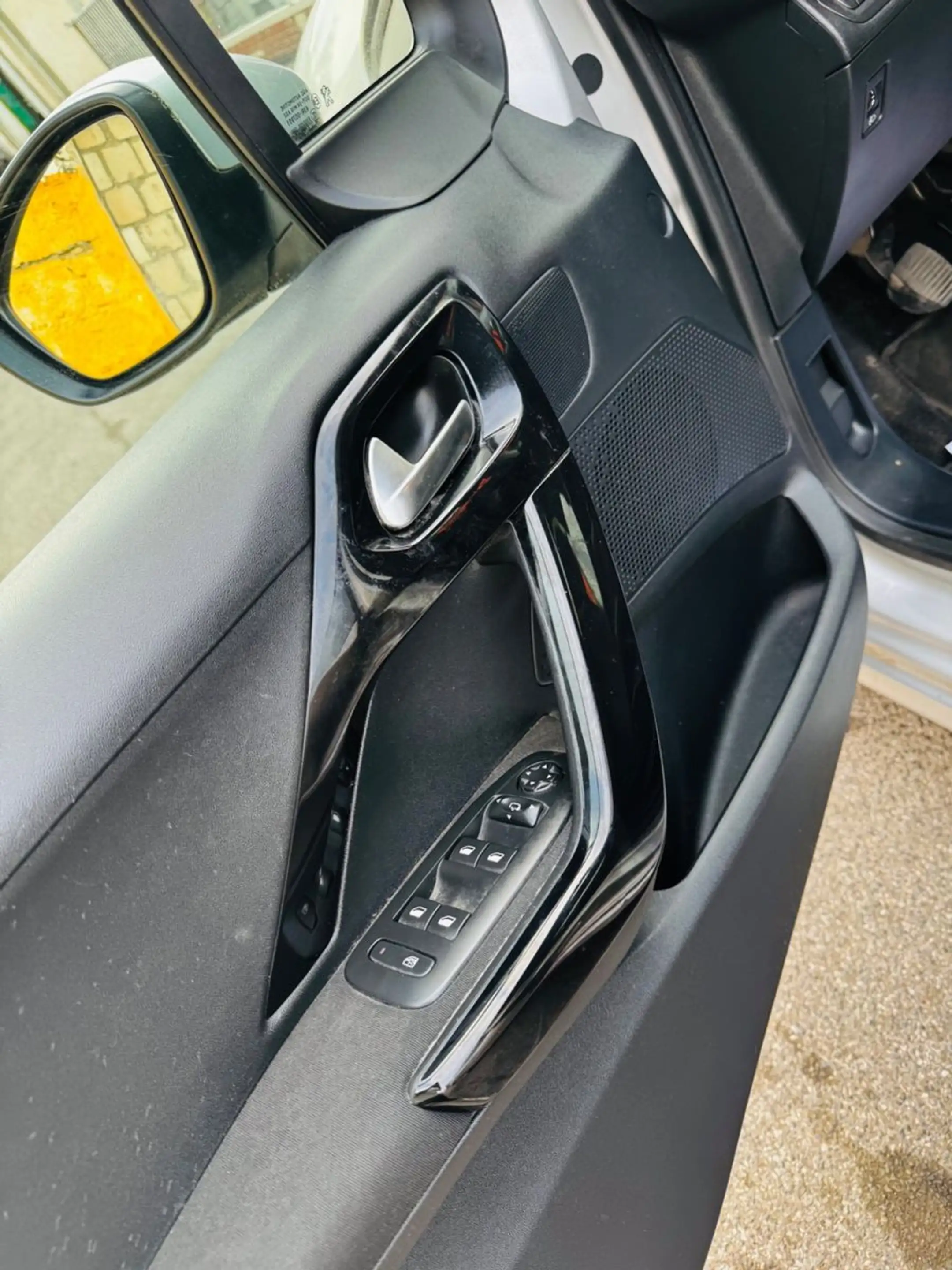 Peugeot 208 Active — photo 11