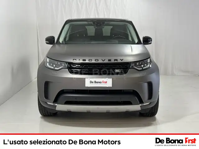 Land Rover Discovery view 3