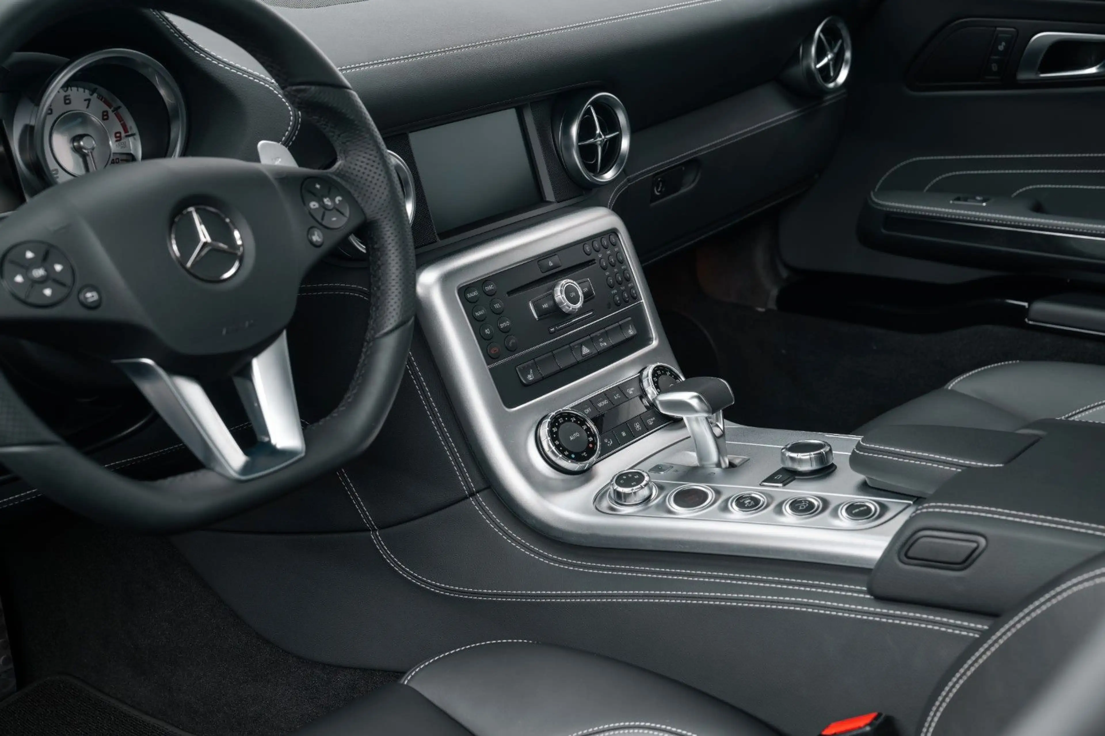 Mercedes-Benz SLS WENIG KM/TOP ZUSTAND/SAMMLERFAHRZEUG — photo 13