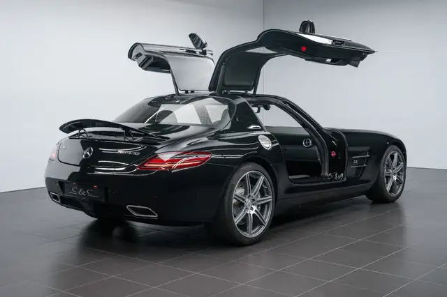 Mercedes-Benz SLS view 3