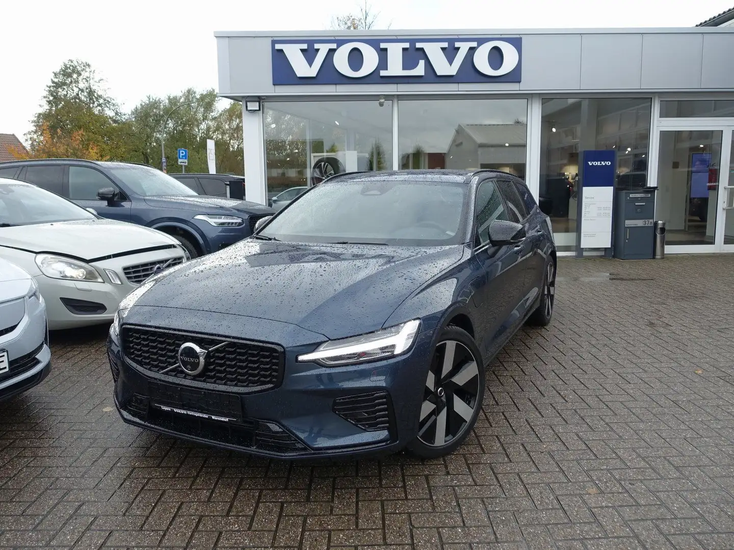 Volvo V60 Plus Dark T6 AWD Plug-in Hybrid/360°Cam/Pano Blau - 1