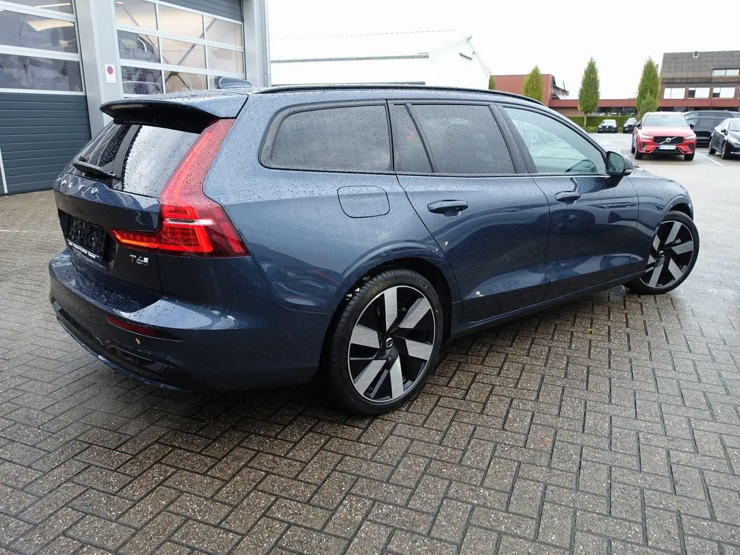Volvo V60 Plus Dark T6 AWD Plug-in Hybrid/360°Cam/Pano Blau - 2