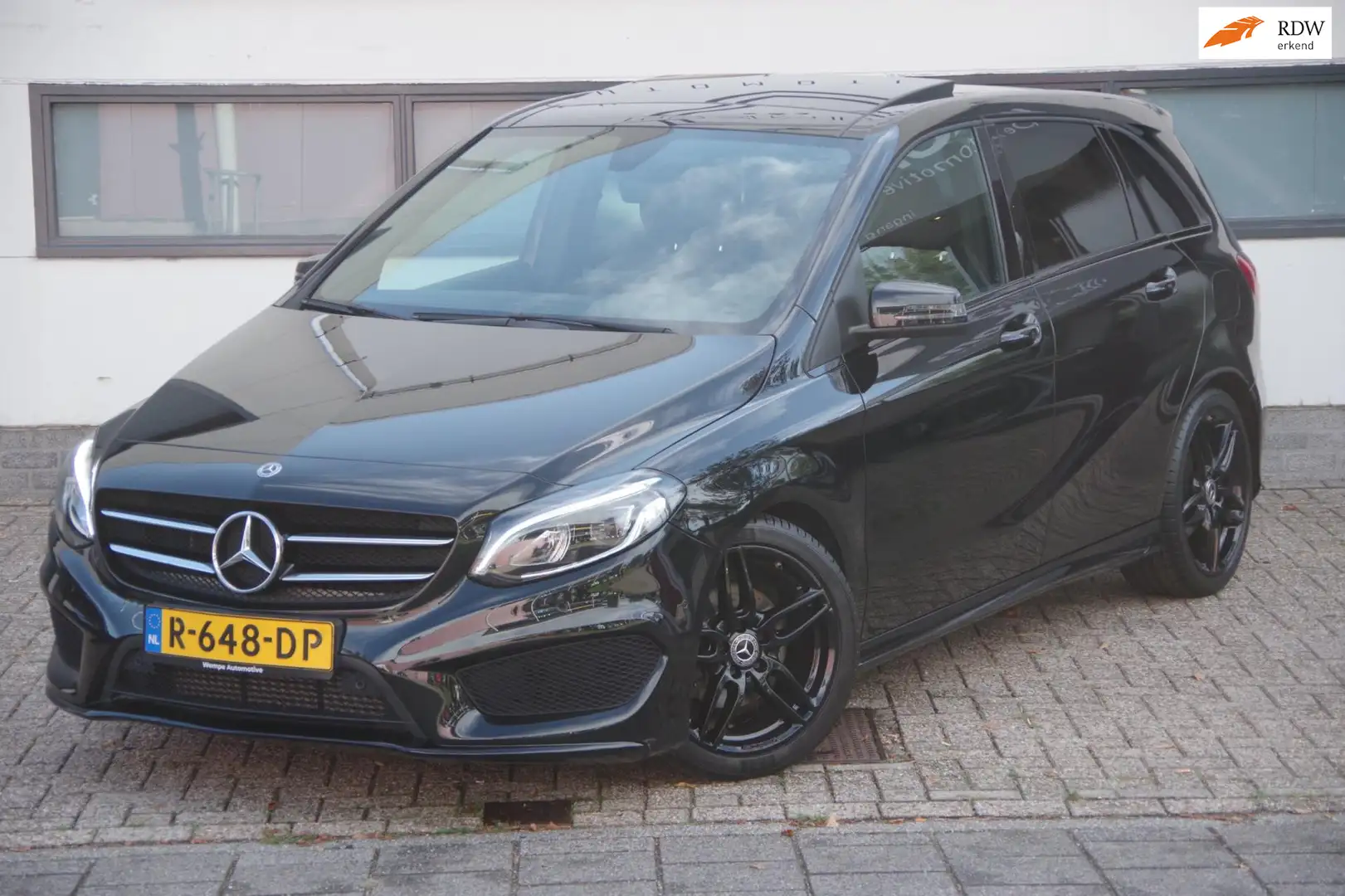 Mercedes-Benz B 180 Business Solution AMG Noir - 1