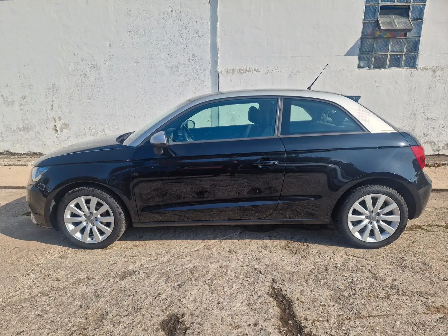 Audi A1 attraction Schwarz - 1