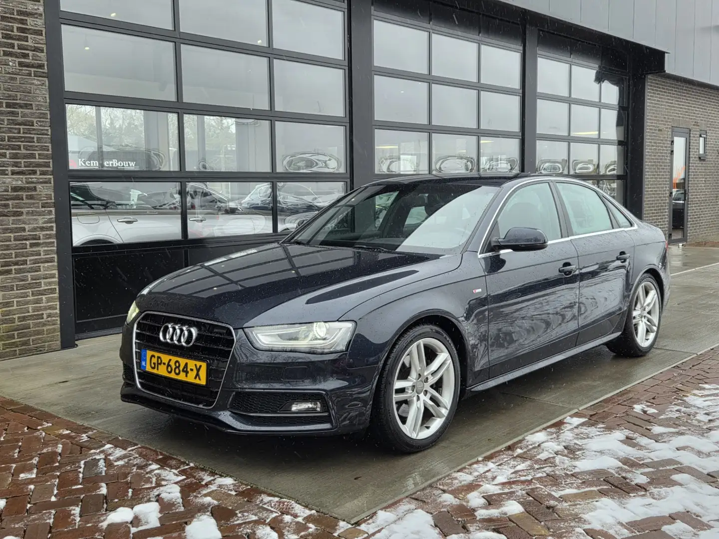 Audi A4 Limousine 1.8 TFSI S Edition | Automaat Blau - 1