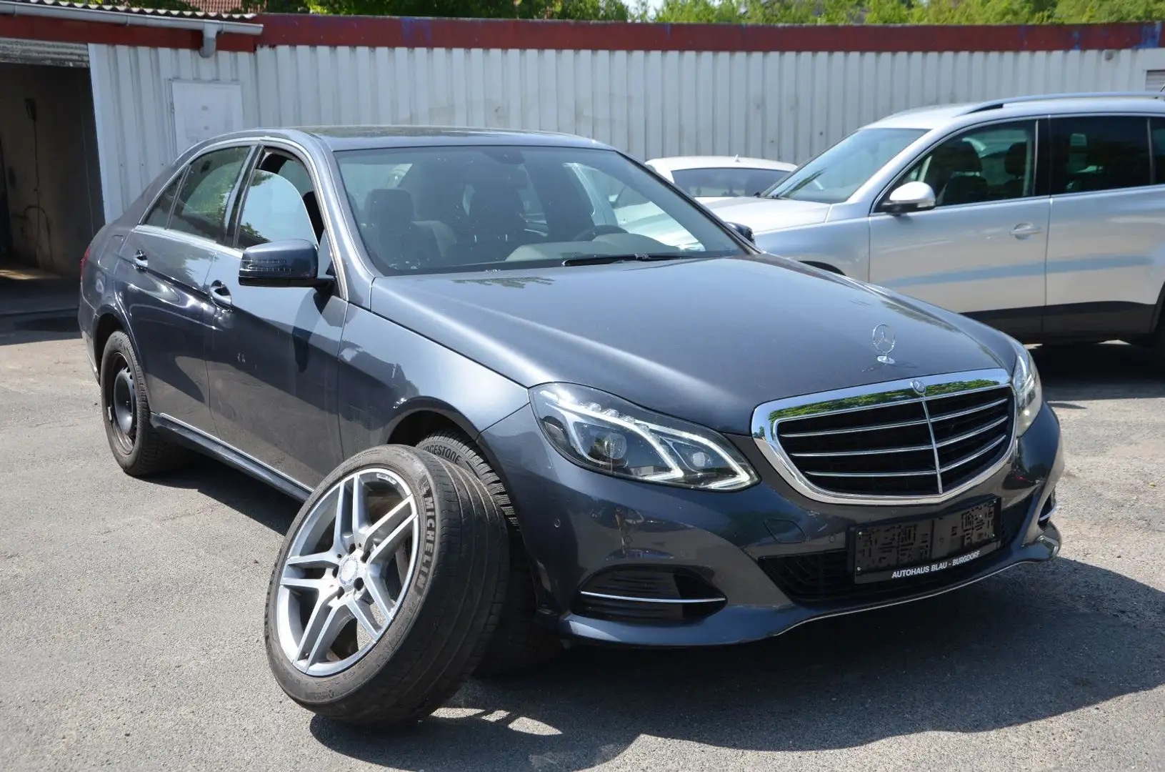 Mercedes-Benz E 300 CGI Lim. *AUTOMATIK*18"LM AMG*1.HAND* Grau - 1