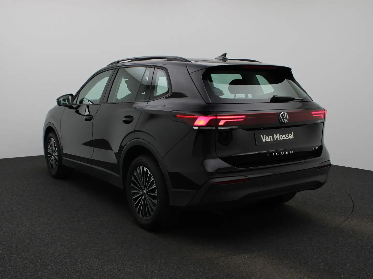 Volkswagen Tiguan 1.5 eTSI Life Edition 130 PK | Automaat | Navigati Zwart - 2