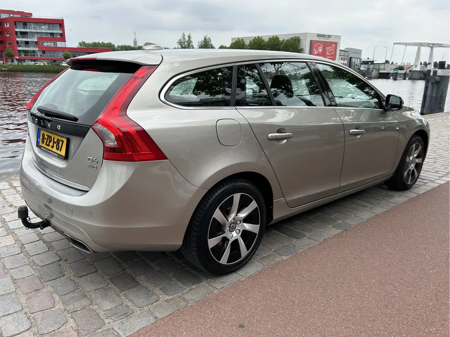 Volvo V60 2.4 D6 AWD Plug-In Hybrid Momentum Navi Trekhaak A Szürke - 2