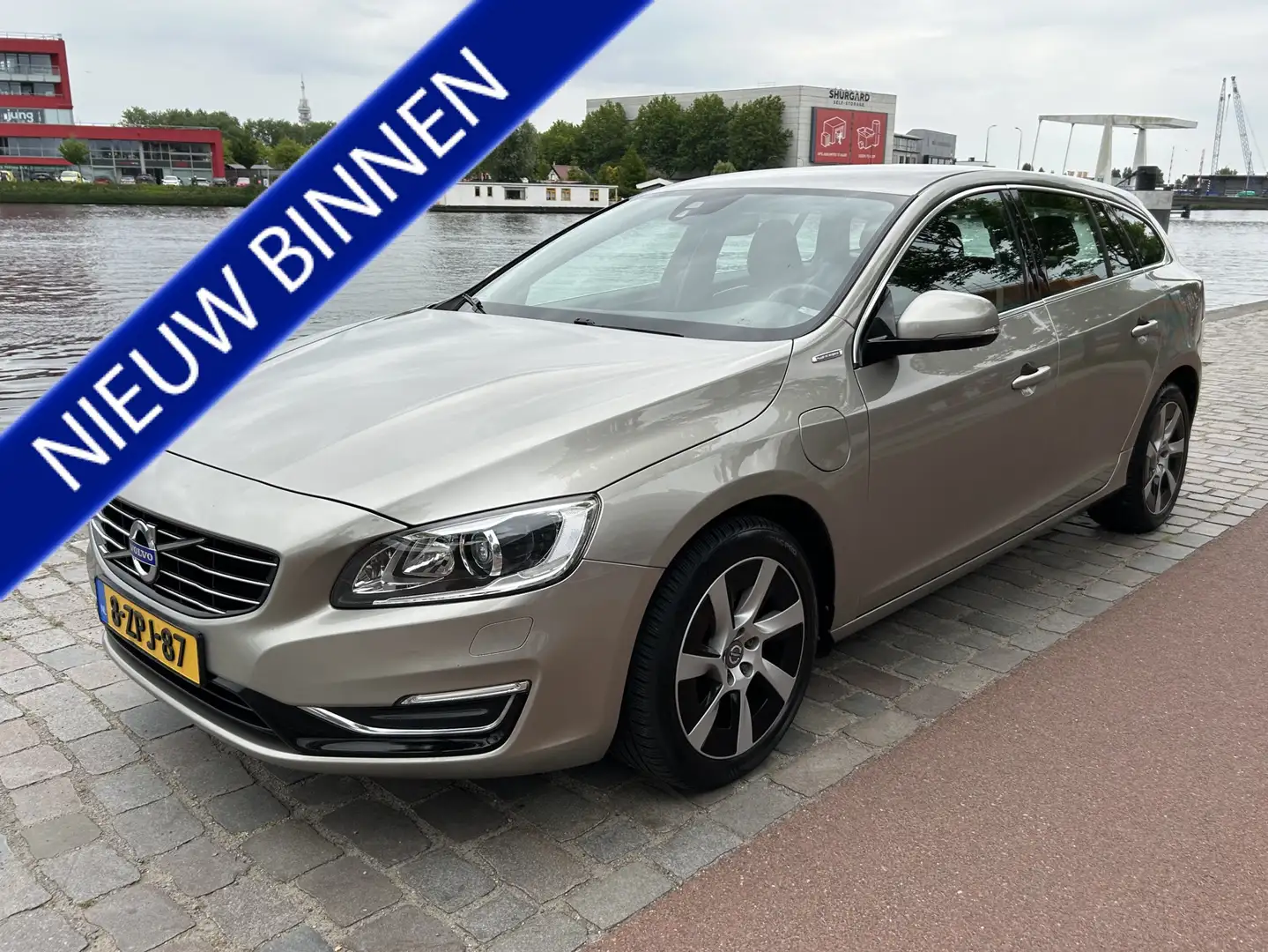 Volvo V60 2.4 D6 AWD Plug-In Hybrid Momentum Navi Trekhaak A Szürke - 1