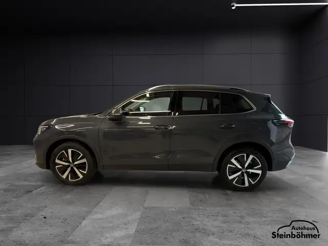 Volkswagen Tiguan view 3