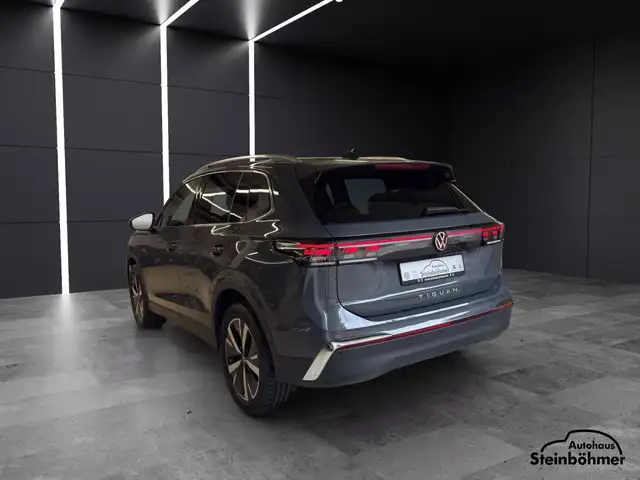 Volkswagen Tiguan view 4
