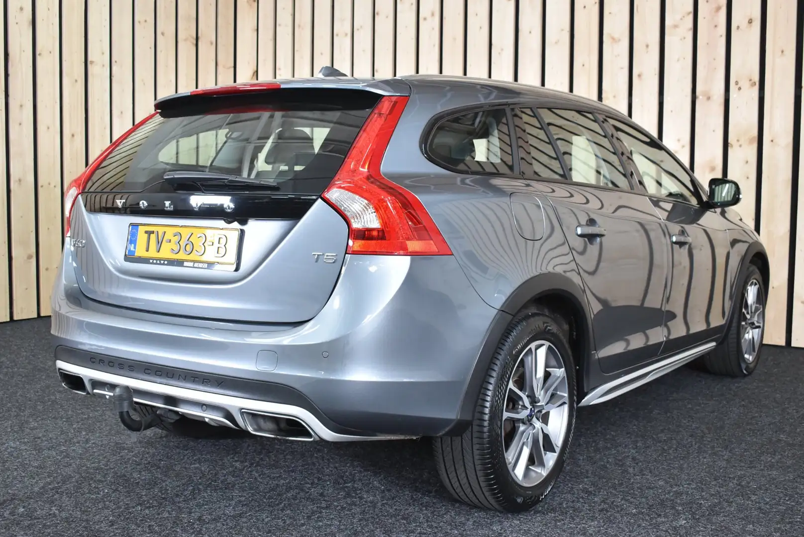Volvo V60 Cross Country 2.0 T5 Polar+ 136dkm Trekhaak 2e eig. Dealerauto L Gris - 2