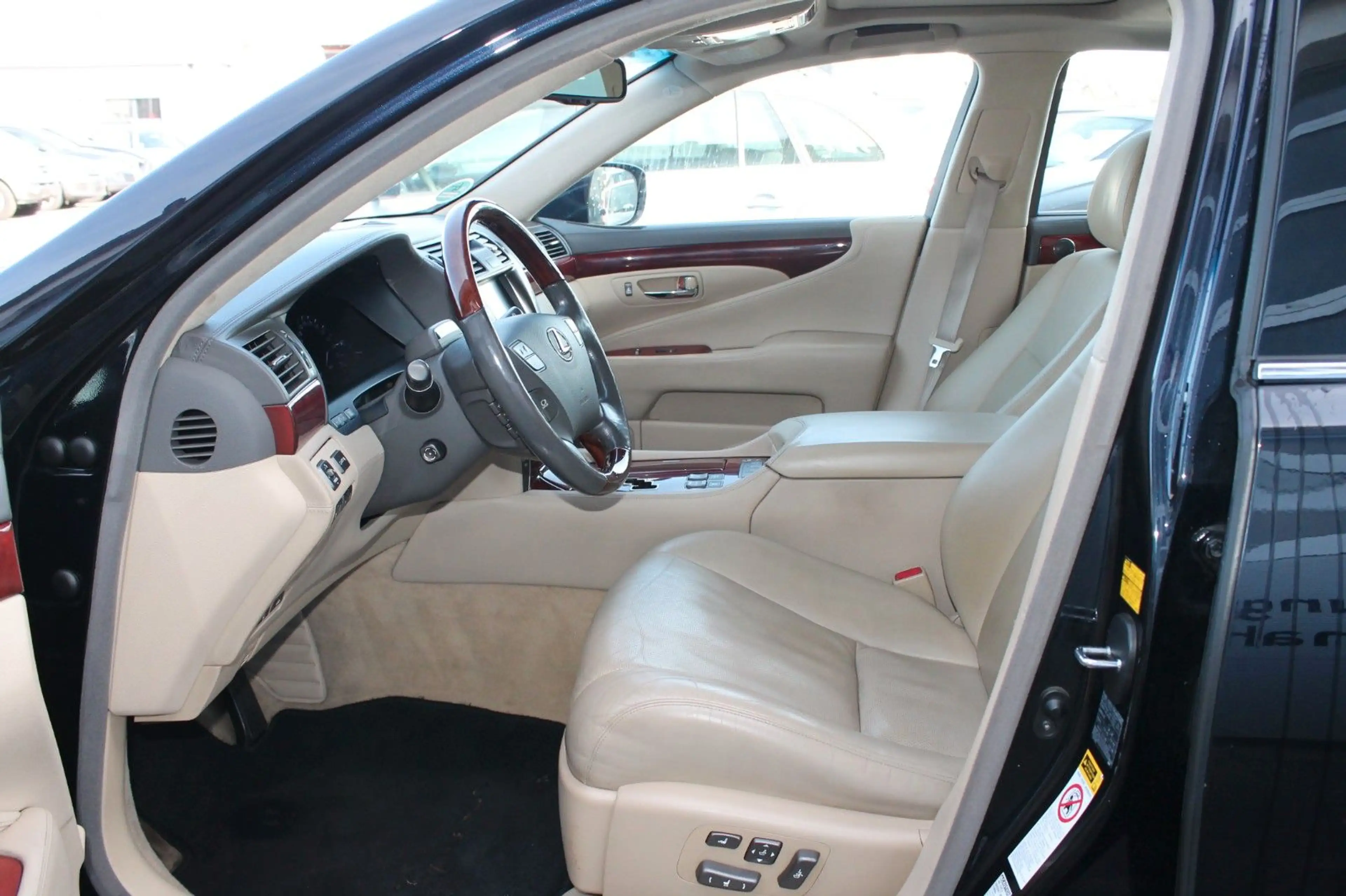 Lexus LS 600 h — photo 14